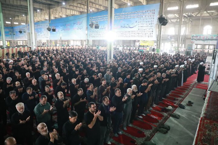 تصاویر/ نماز ظهر عاشورا به امامت حجت‌الاسلام والمسلمین مطیعی امام جمعه سمنان اقامه شد