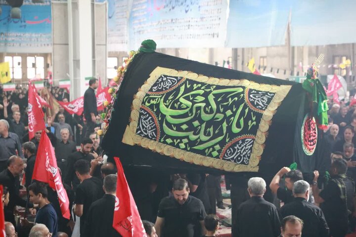 تصاویر/ نماز ظهر عاشورا به امامت حجت‌الاسلام والمسلمین مطیعی امام جمعه سمنان اقامه شد