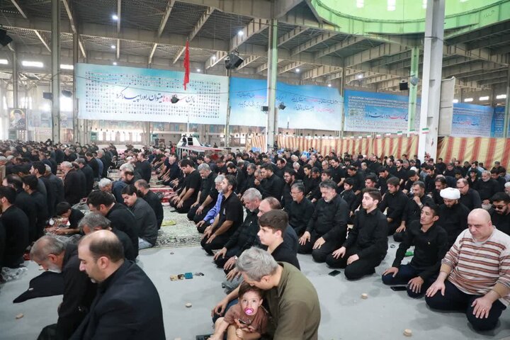 تصاویر/ نماز ظهر عاشورا به امامت حجت‌الاسلام والمسلمین مطیعی امام جمعه سمنان اقامه شد