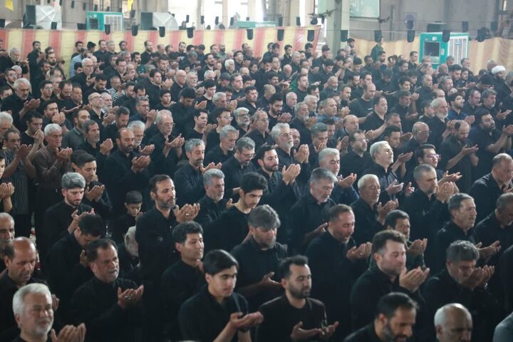 تصاویر/ نماز ظهر عاشورا به امامت حجت‌الاسلام والمسلمین مطیعی امام جمعه سمنان اقامه شد