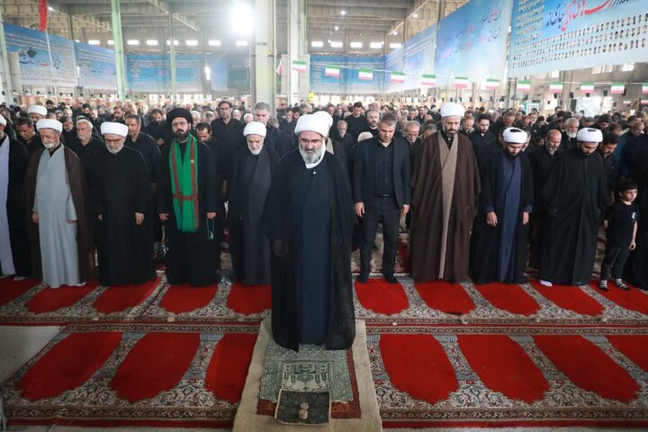 تصاویر/ نماز ظهر عاشورا به امامت حجت‌الاسلام والمسلمین مطیعی امام جمعه سمنان اقامه شد