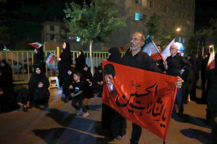 تصاویر/ اجتماع مردمی «شب‌های اقتدار حسینی» محبان حضرت اباعبدالله(ع) در محله جهادیه شهر سمنان