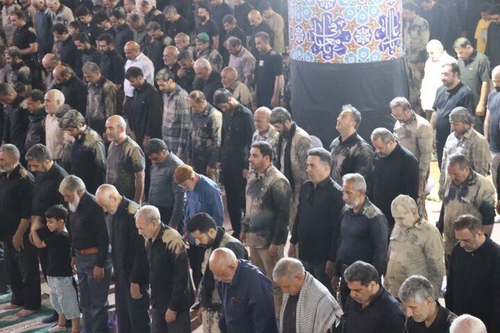 تصاویر/اقامه نماز ظهر عاشورا در خرم آباد