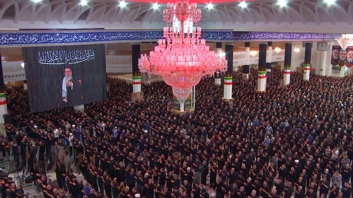 طنین بانگ «حی علی‌الصلاة» در عاشورای قم/ اقامه نماز ظهر عاشورا با حضور پرشور عزاداران