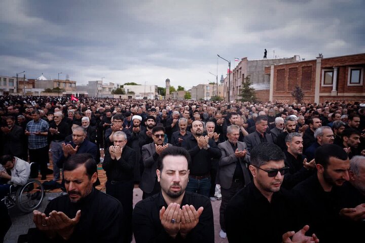 تصاویر/ نماز ظهر عاشورای محرم ۱۴۰۵ اردبیل