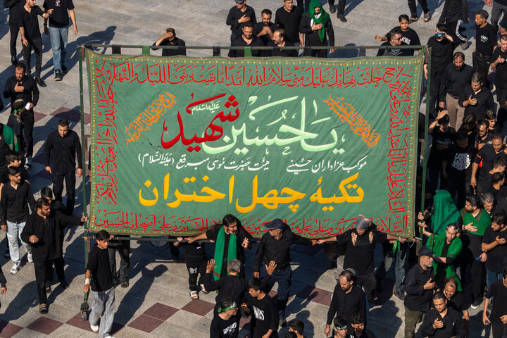 تداعی هروله اسرای کربلا در عصر عاشورا توسط هیئت چهل اختران قم