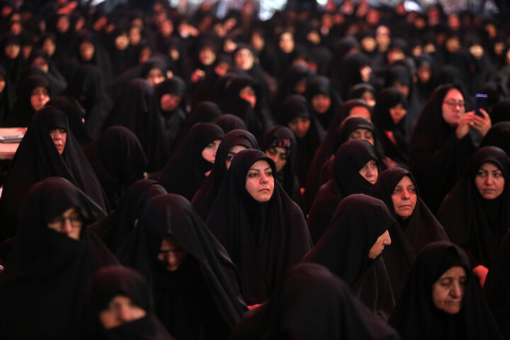 حضور پرشور بانوان عزادار در جوار حرم کریمه اهلبیت (س) همزمان با روز عاشورا