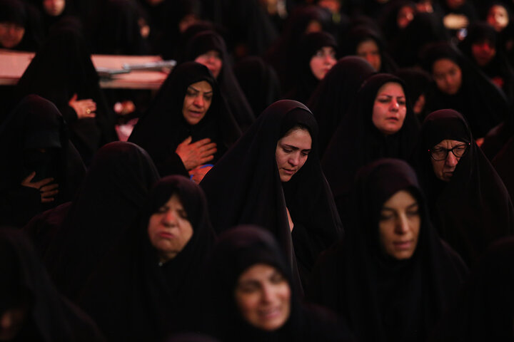 حضور پرشور بانوان عزادار در جوار حرم کریمه اهلبیت (س) همزمان با روز عاشورا