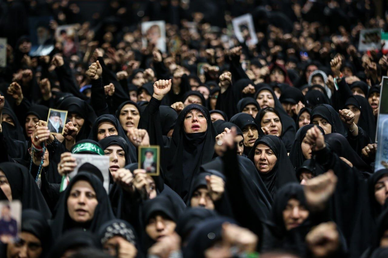 مراسم عزاء ليلة العاشر من المُحرّم بجوار الروضة الملكوتية لارتقاء قائد الثورة الإسلامية الشهيد + صور