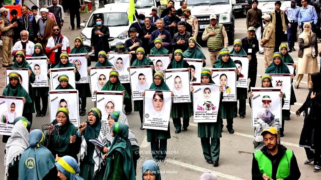 تصاویر/ راهپیمایی عزاداران حسینی و یاد کودکان شهدای میناب در کارگل هند