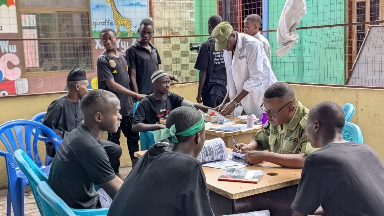 Naibu Mudiri wa Hawza ya Imam Swadiq (as) Aongoza Zoezi la Uchangiaji Damu Jijini Dar es Salaam