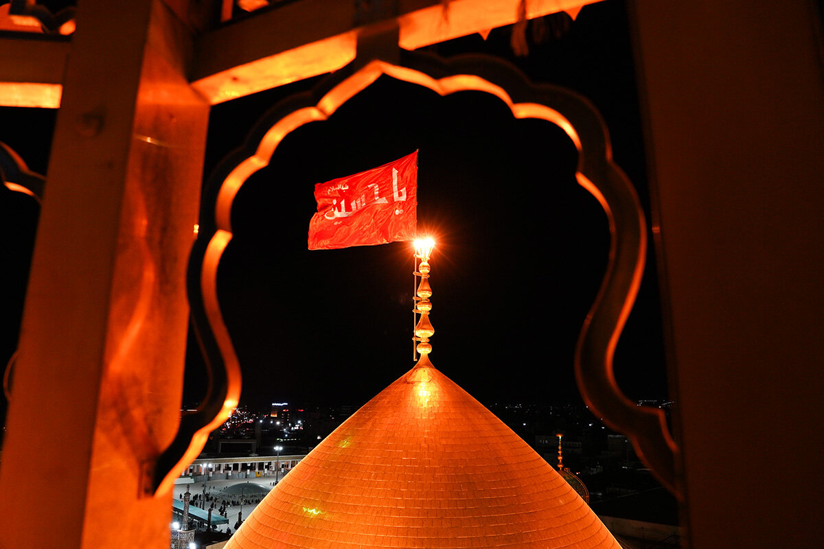 تصاویر/ اهتزاز پرچم سرخ «یا حسین(ع)» بر فراز گنبد منور حرم حضرت معصومه(س)