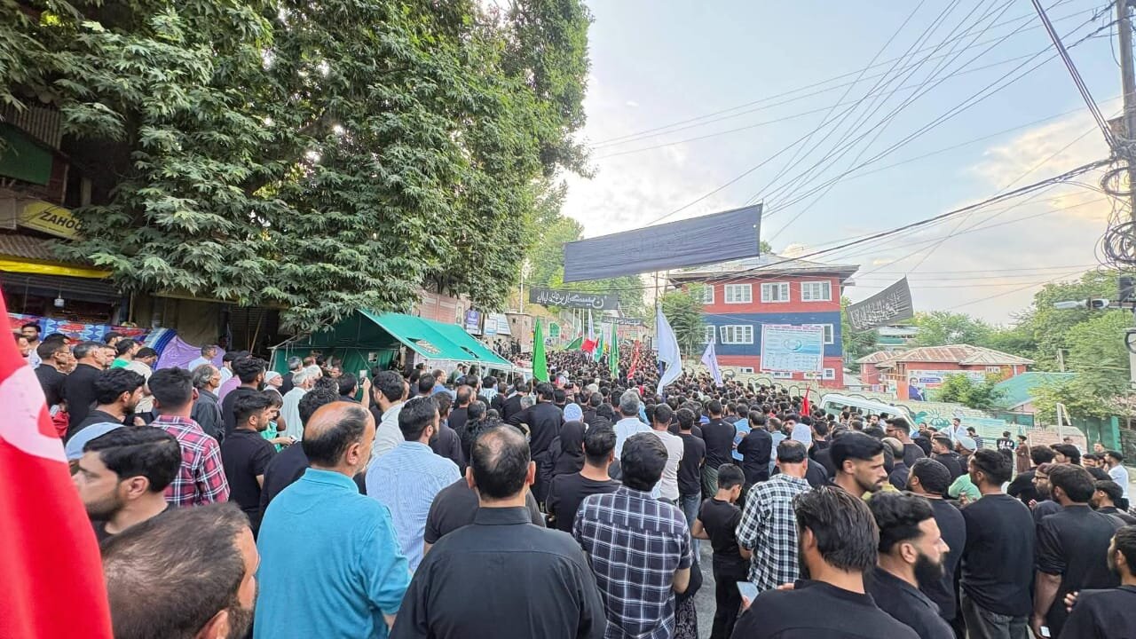 وادی جموں وکشمیر میں انجمنِ شرعی شیعیان کے تحت جلوس ہائے عزاء کا سلسلہ جاری
