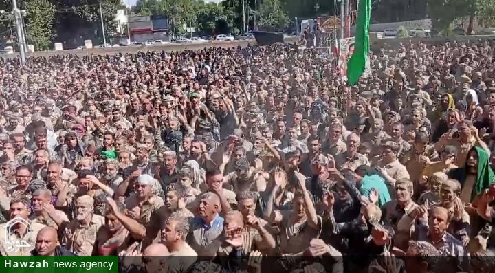 فیلم | دسته‌روی هیئات عزاداری در روز عاشورای حسینی مقابل جایگاه خیابان انقلاب خرم‌آباد