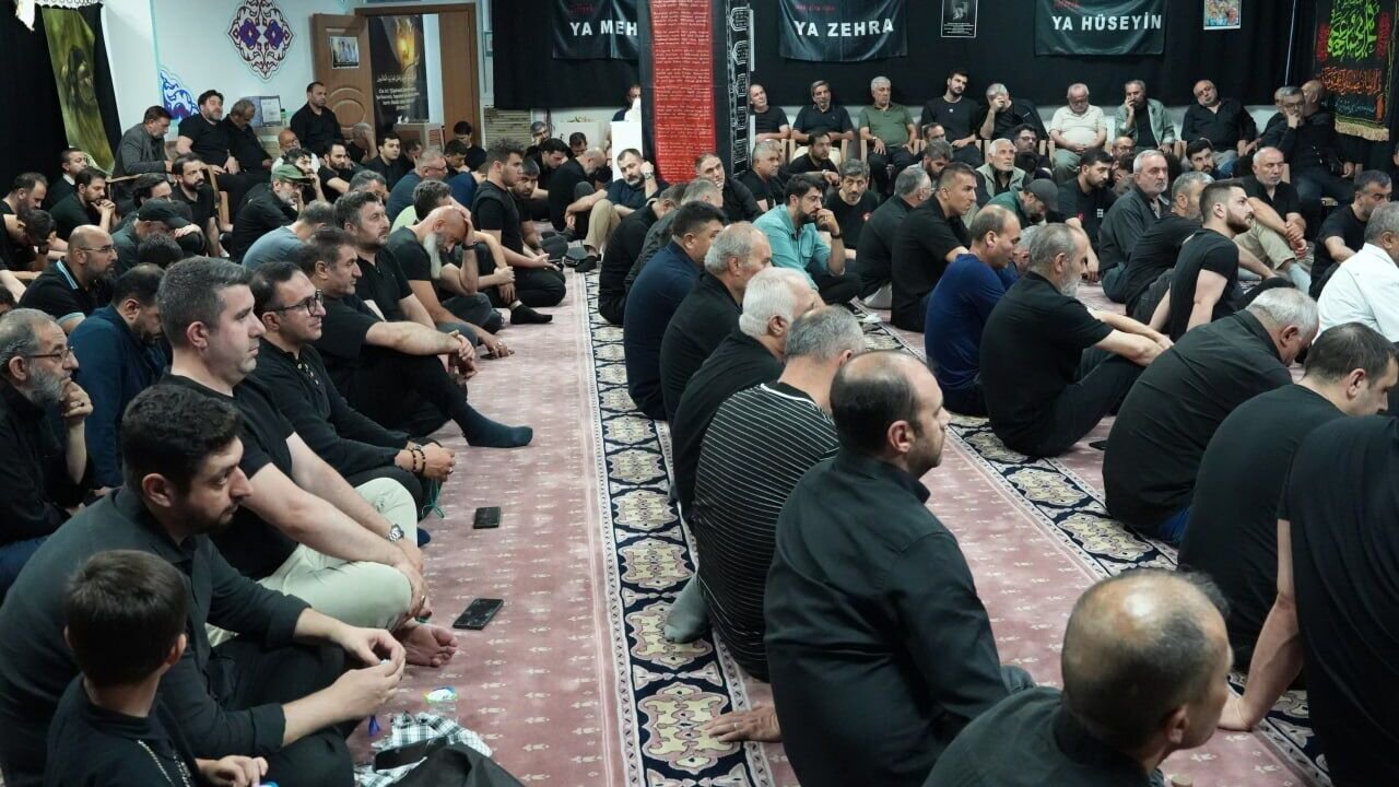 شب تاسوعا در مسجد کوثر استانبول؛ تجدید پیمان با آرمان‌های عاشورا