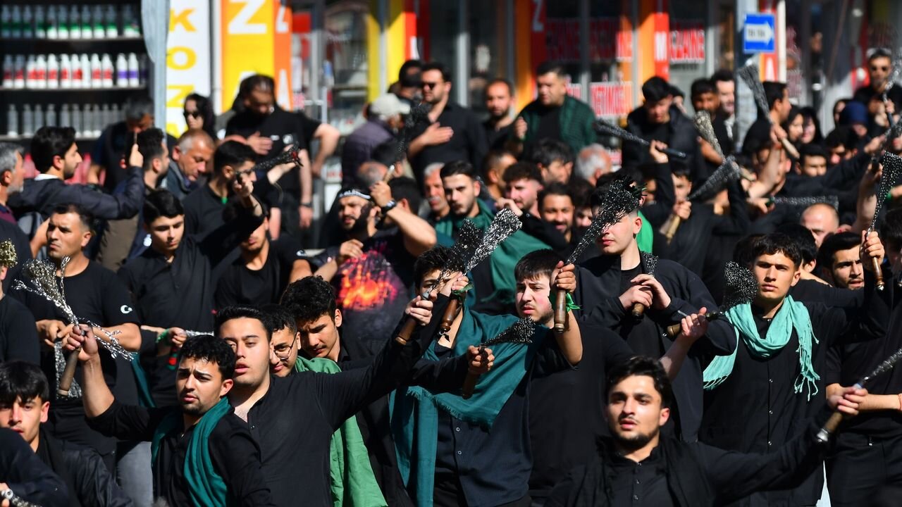 هزاران نفر در شهر قارص ترکیه یاد و نام شهدای کربلا را گرامی داشتند