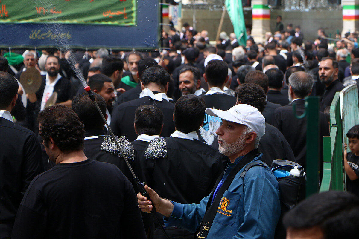 عطرافشانی عزاداران حسینی حرم بانوی کرامت با هزار لیتر گلاب + تصاویر