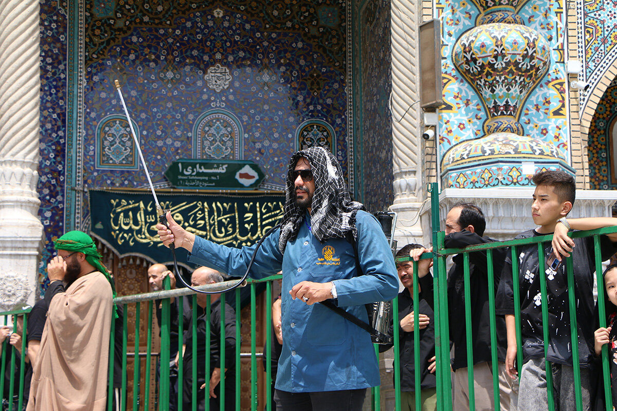 عطرافشانی عزاداران حسینی حرم بانوی کرامت با هزار لیتر گلاب + تصاویر