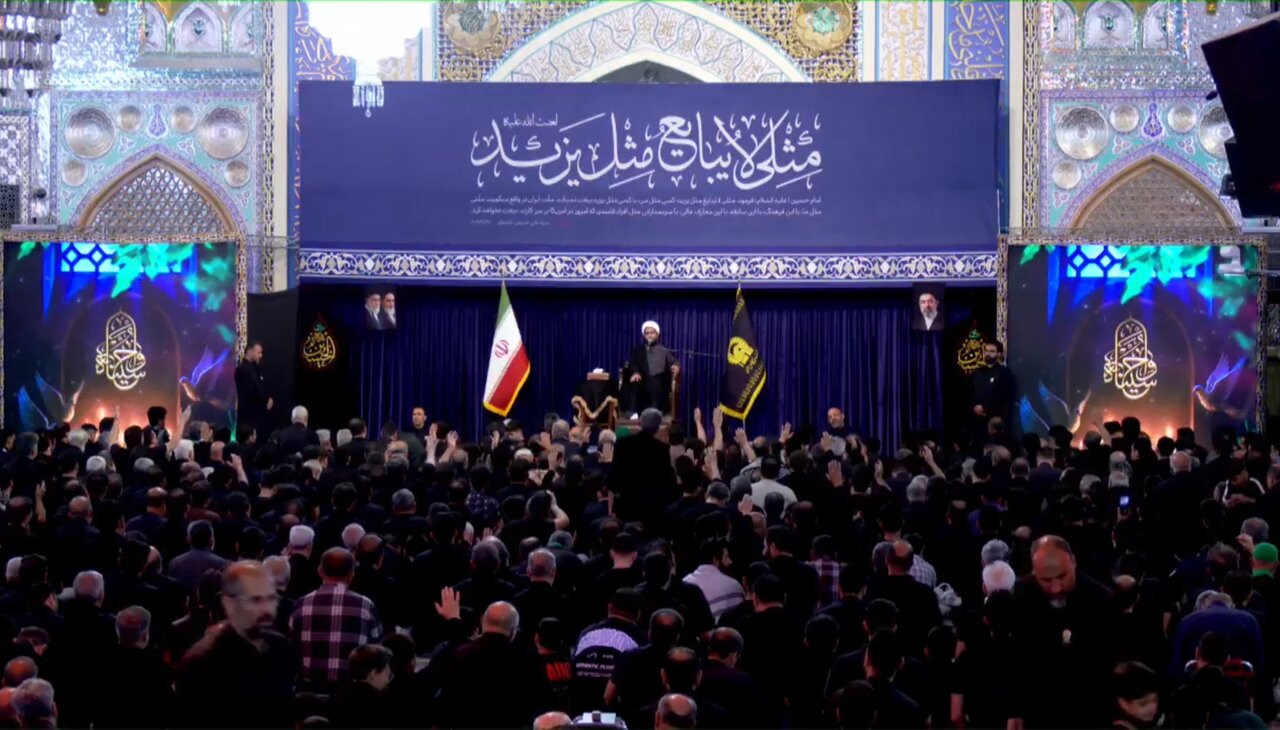 مراسم عزاداری شام عاشورا در رواق امام‌خمینی حرم مطهر رضوی