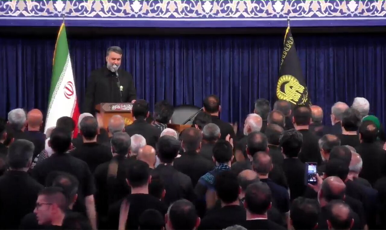 مراسم عزاداری شام عاشورا در رواق امام‌خمینی حرم مطهر رضوی