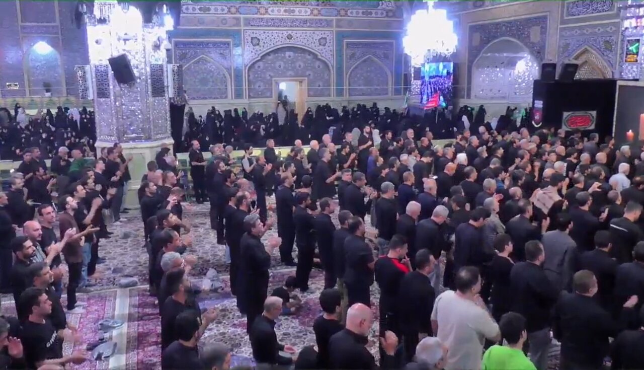 مراسم عزاداری شام عاشورا در رواق امام‌خمینی حرم مطهر رضوی