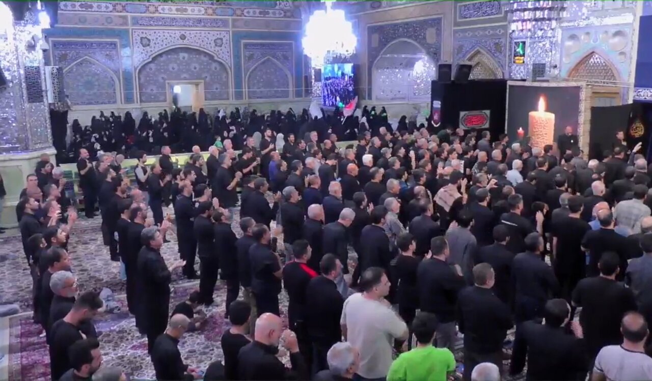 مراسم عزاداری شام عاشورا در رواق امام‌خمینی حرم مطهر رضوی