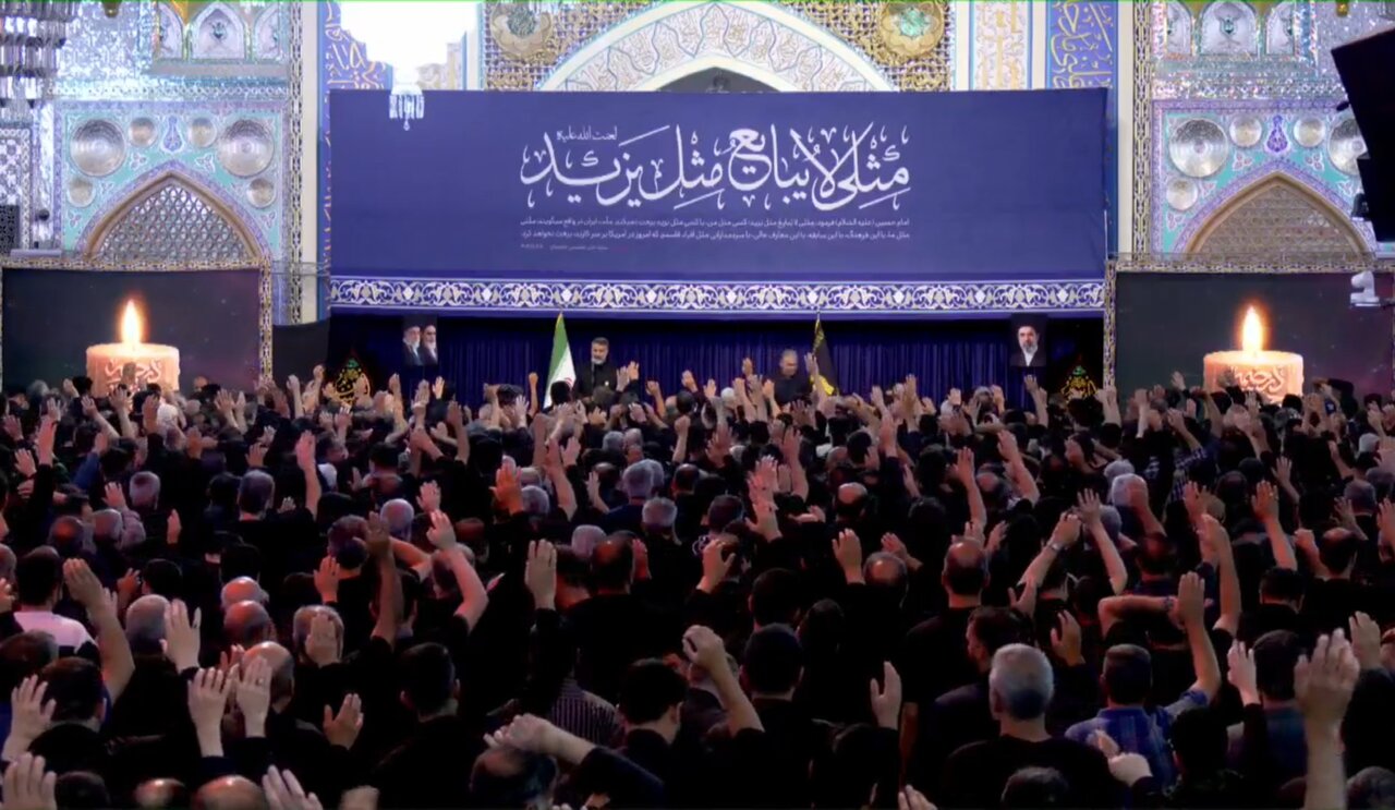 مراسم عزاداری شام عاشورا در رواق امام‌خمینی حرم مطهر رضوی