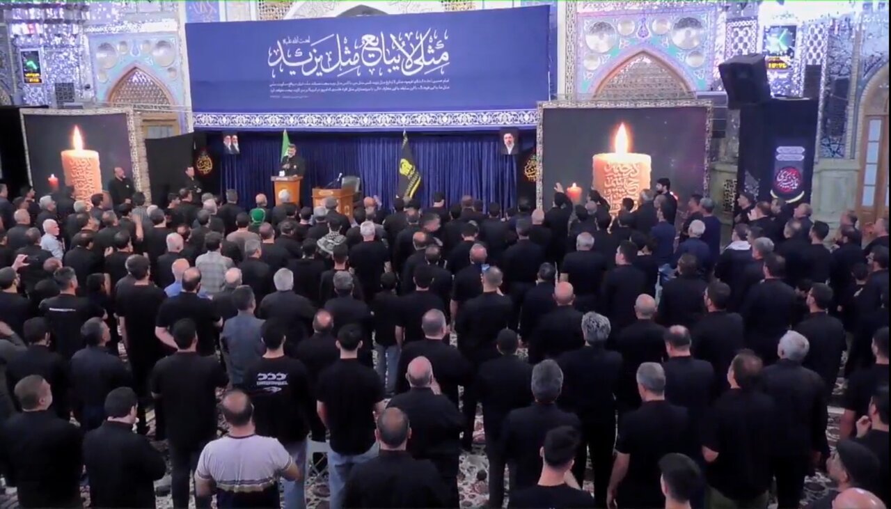 مراسم عزاداری شام عاشورا در رواق امام‌خمینی حرم مطهر رضوی