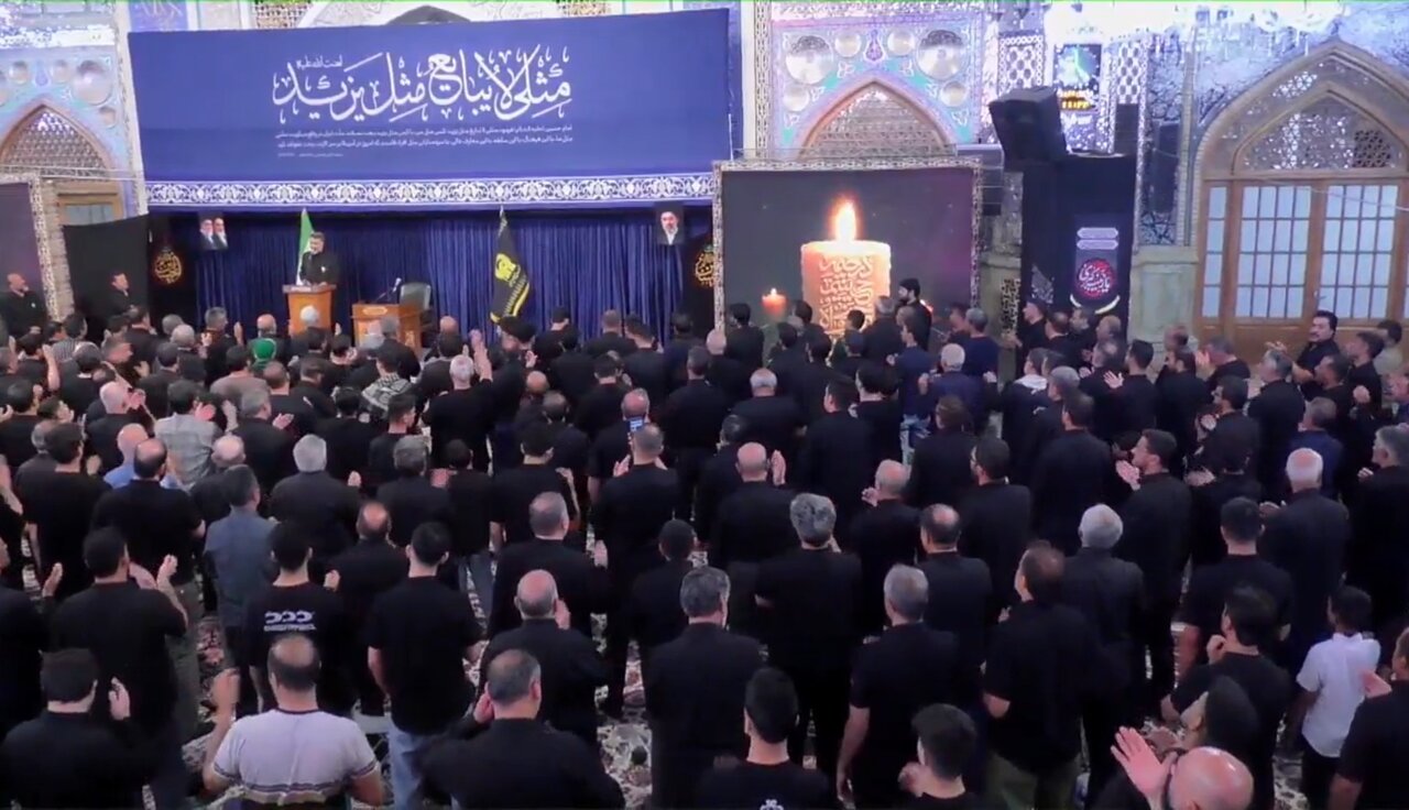 مراسم عزاداری شام عاشورا در رواق امام‌خمینی حرم مطهر رضوی