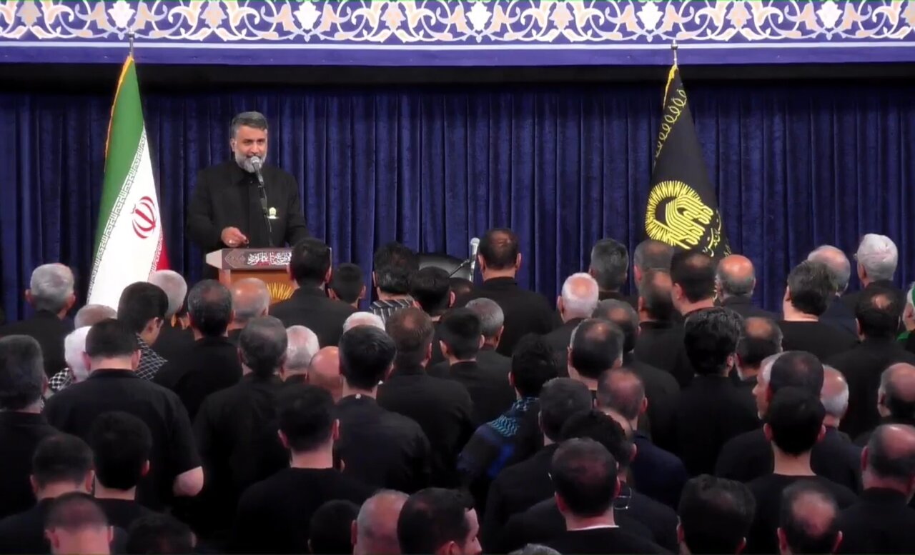 مراسم عزاداری شام عاشورا در رواق امام‌خمینی حرم مطهر رضوی