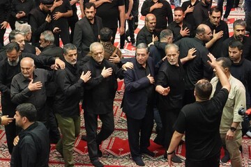 تصاویر/ حضور رئیس‌جمهور در مراسم شام غریبان حضرت اباعبدالله الحسین (ع) در ارومیه