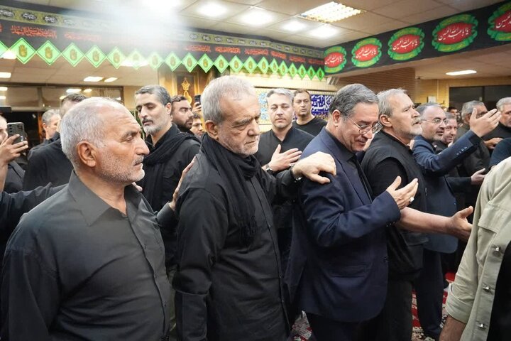 تصاویر/ حضور رئیس‌جمهور در مراسم شام غریبان حضرت اباعبدالله الحسین (ع) در ارومیه