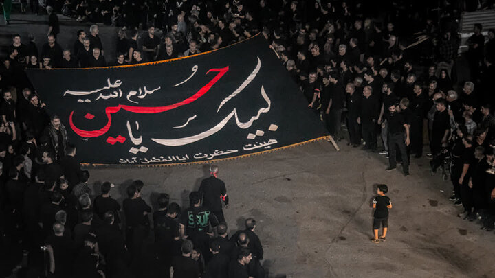 تصاویر/ مراسم عزاداری شامگاه عاشورای حسینی بزرگترین و پر جمعیت ترین هیئات مذهبی آران و بیدگل  در نجف ایران