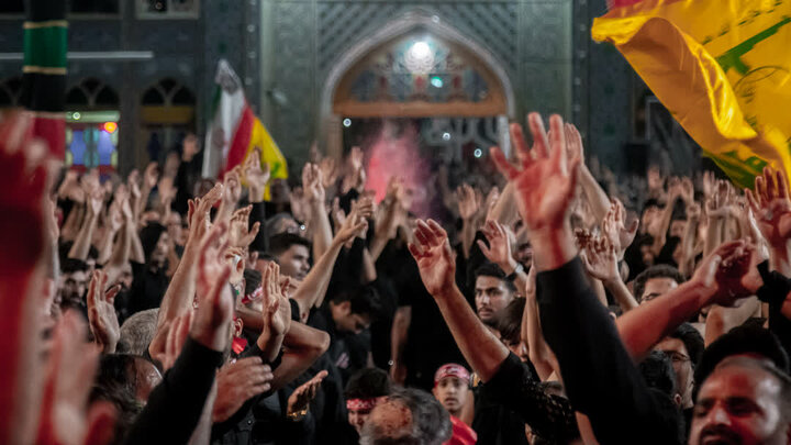 تصاویر/ مراسم عزاداری شامگاه عاشورای حسینی بزرگترین و پر جمعیت ترین هیئات مذهبی آران و بیدگل  در نجف ایران