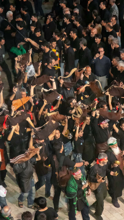 تصاویر/ مراسم عزاداری شامگاه عاشورای حسینی بزرگترین و پر جمعیت ترین هیئات مذهبی آران و بیدگل  در نجف ایران
