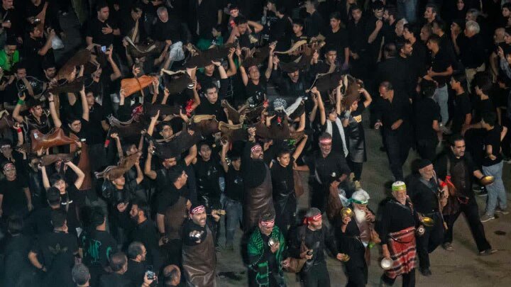 تصاویر/ مراسم عزاداری شامگاه عاشورای حسینی بزرگترین و پر جمعیت ترین هیئات مذهبی آران و بیدگل  در نجف ایران