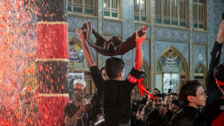 تصاویر/ مراسم عزاداری شامگاه عاشورای حسینی بزرگترین و پر جمعیت ترین هیئات مذهبی آران و بیدگل  در نجف ایران