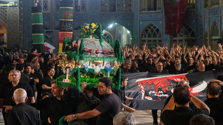 تصاویر/ مراسم عزاداری شامگاه عاشورای حسینی بزرگترین و پر جمعیت ترین هیئات مذهبی آران و بیدگل  در نجف ایران