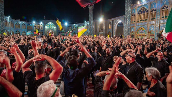 تصاویر/ مراسم عزاداری شامگاه عاشورای حسینی بزرگترین و پر جمعیت ترین هیئات مذهبی آران و بیدگل  در نجف ایران
