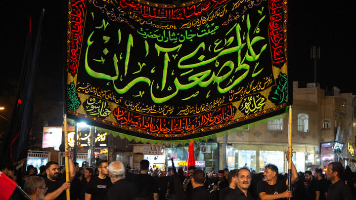 تصاویر/ مراسم عزاداری شامگاه عاشورای حسینی بزرگترین و پر جمعیت ترین هیئات مذهبی آران و بیدگل  در نجف ایران
