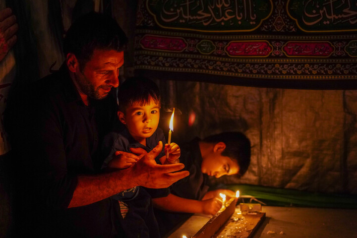 تصاویر/ مراسم عزاداری محرم هیأت بیت‌النبی (ص) و اجتماع مردم شریف نیروگاه در شام غریبان حسینی