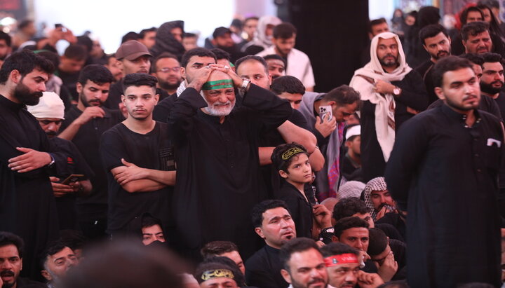 آغاز مقتل خوانی در صحن حرم امام حسین (ع) با حضور خیل زائران