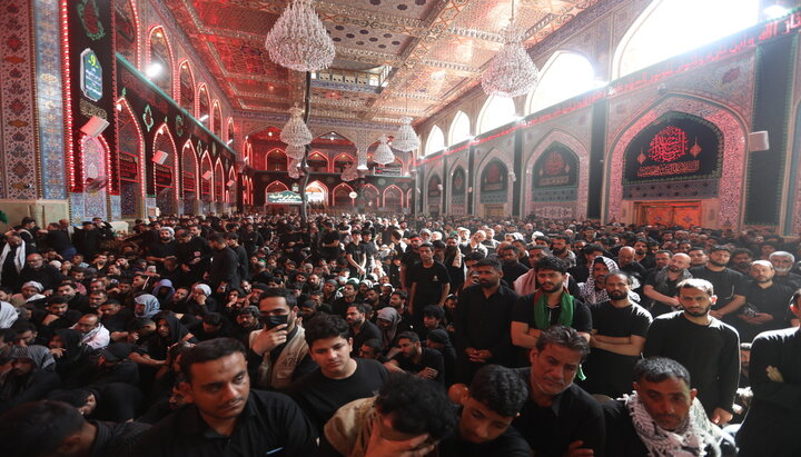 آغاز مقتل خوانی در صحن حرم امام حسین (ع) با حضور خیل زائران