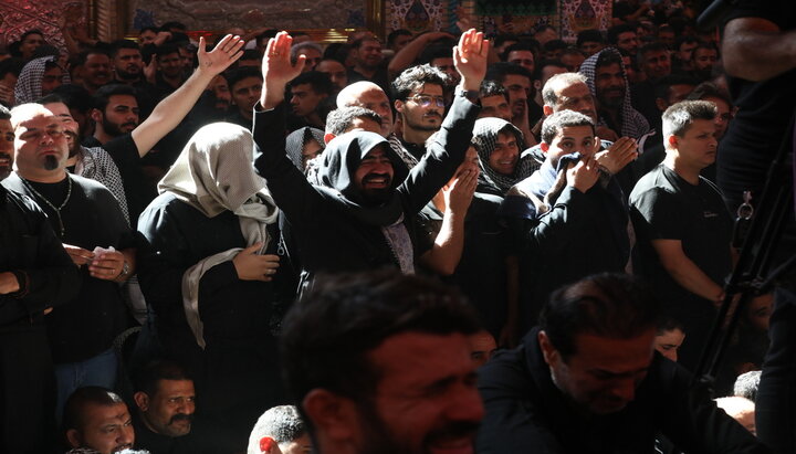 آغاز مقتل خوانی در صحن حرم امام حسین (ع) با حضور خیل زائران