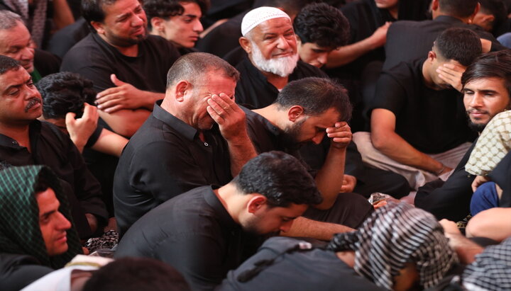 آغاز مقتل خوانی در صحن حرم امام حسین (ع) با حضور خیل زائران