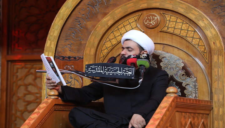 آغاز مقتل خوانی در صحن حرم امام حسین (ع) با حضور خیل زائران