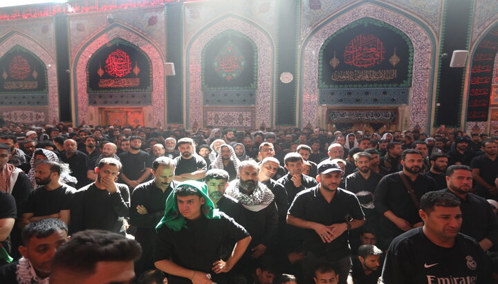 آغاز مقتل خوانی در صحن حرم امام حسین (ع) با حضور خیل زائران