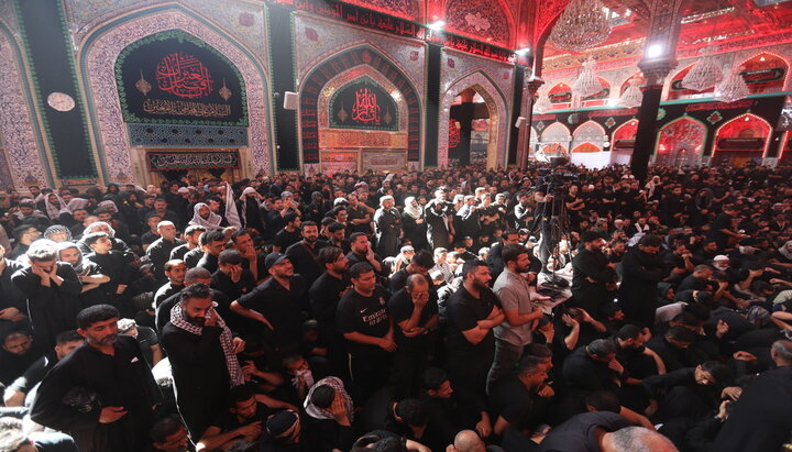 آغاز مقتل خوانی در صحن حرم امام حسین (ع) با حضور خیل زائران