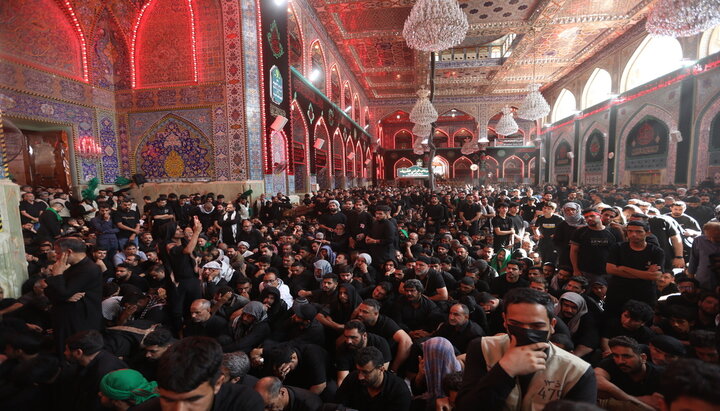 آغاز مقتل خوانی در صحن حرم امام حسین (ع) با حضور خیل زائران