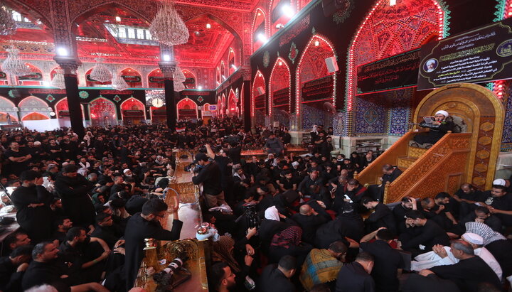 آغاز مقتل خوانی در صحن حرم امام حسین (ع) با حضور خیل زائران